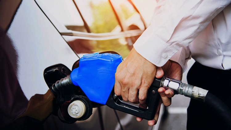 Ilustrasi pengisian Pertralite 