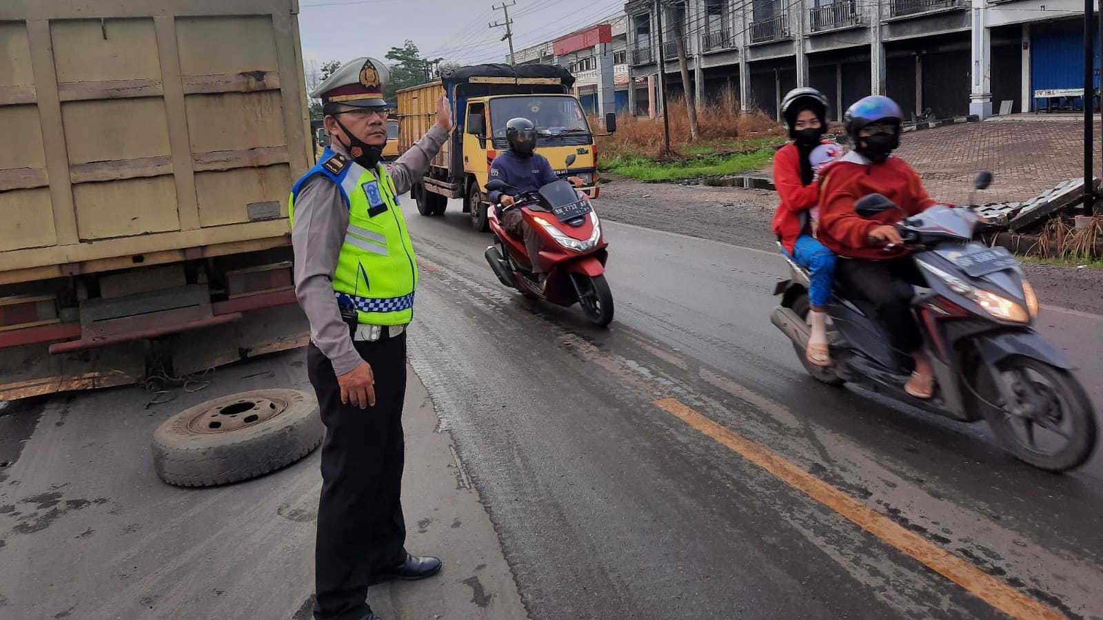 Polisi saat urai kemacetan