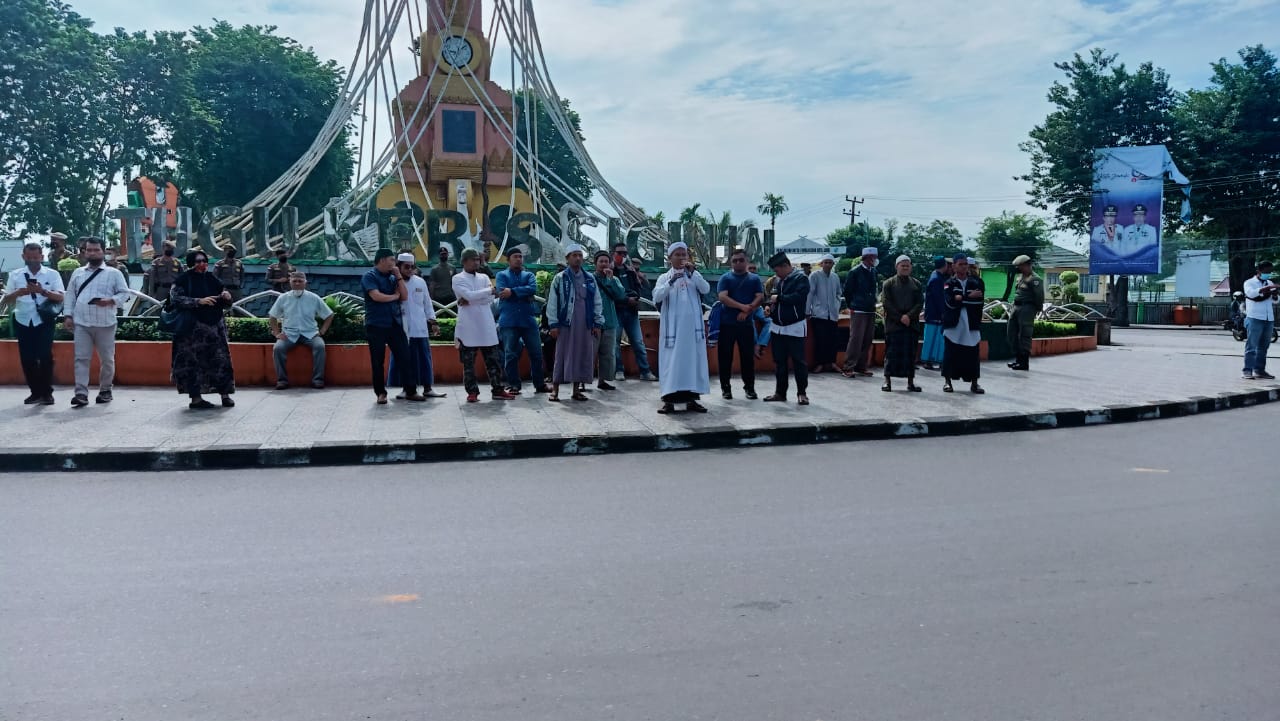 Aksi unjuk rasa Aliansi Masyarakat Anti Maksiat Kota Jambi tolak keberadaan Holywings 