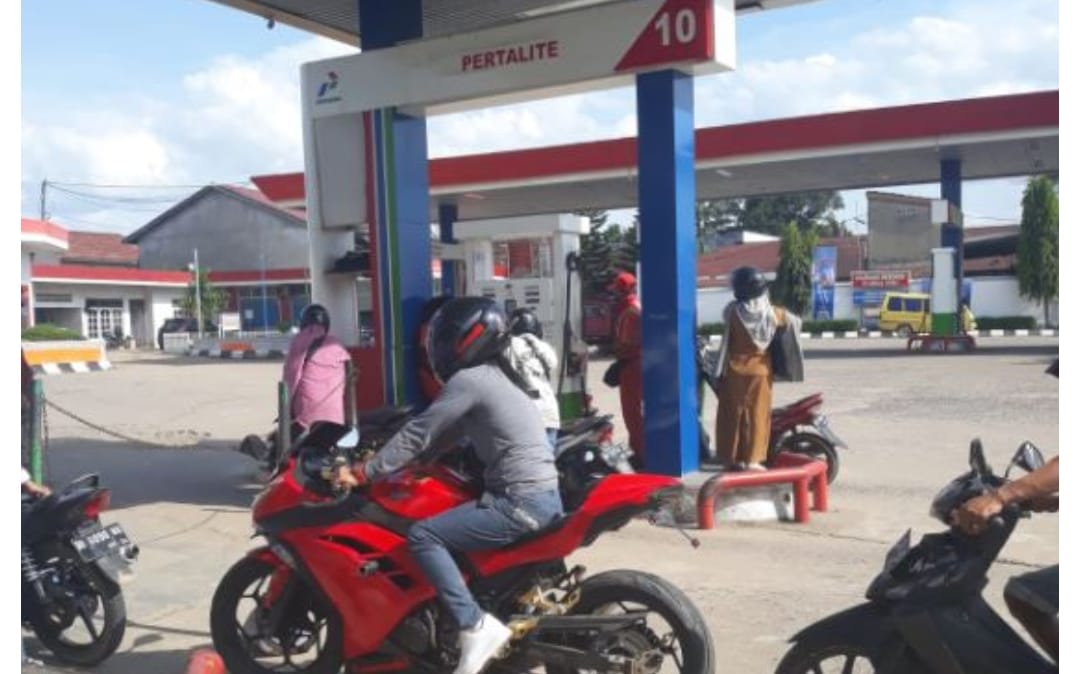 Ilustrasi kendaraan bermotor di SPBU