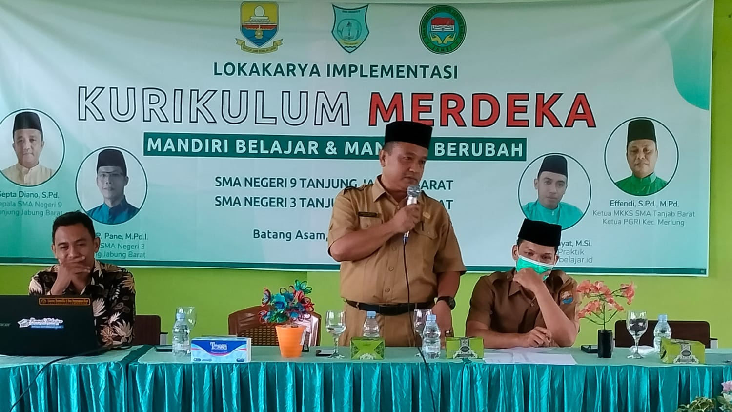 Septa Diano diampingi Erwin Parlindungan Pane dan narasumber Rahmad Hidayat saat Lokakarya IKM 