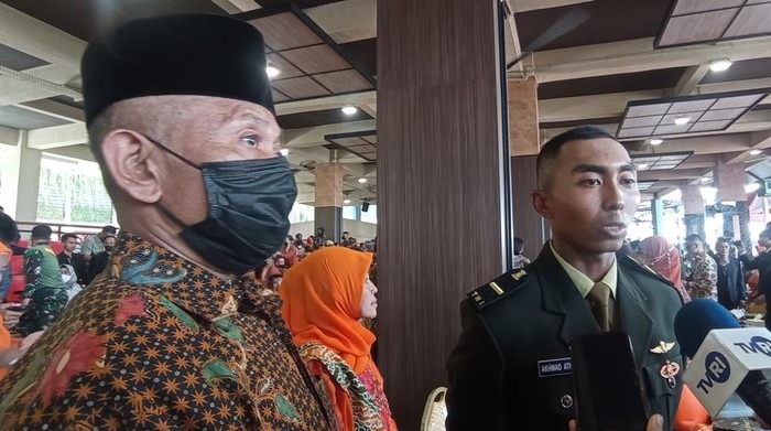 Mahmud dan putranya yang lulus Perwira TNI AD