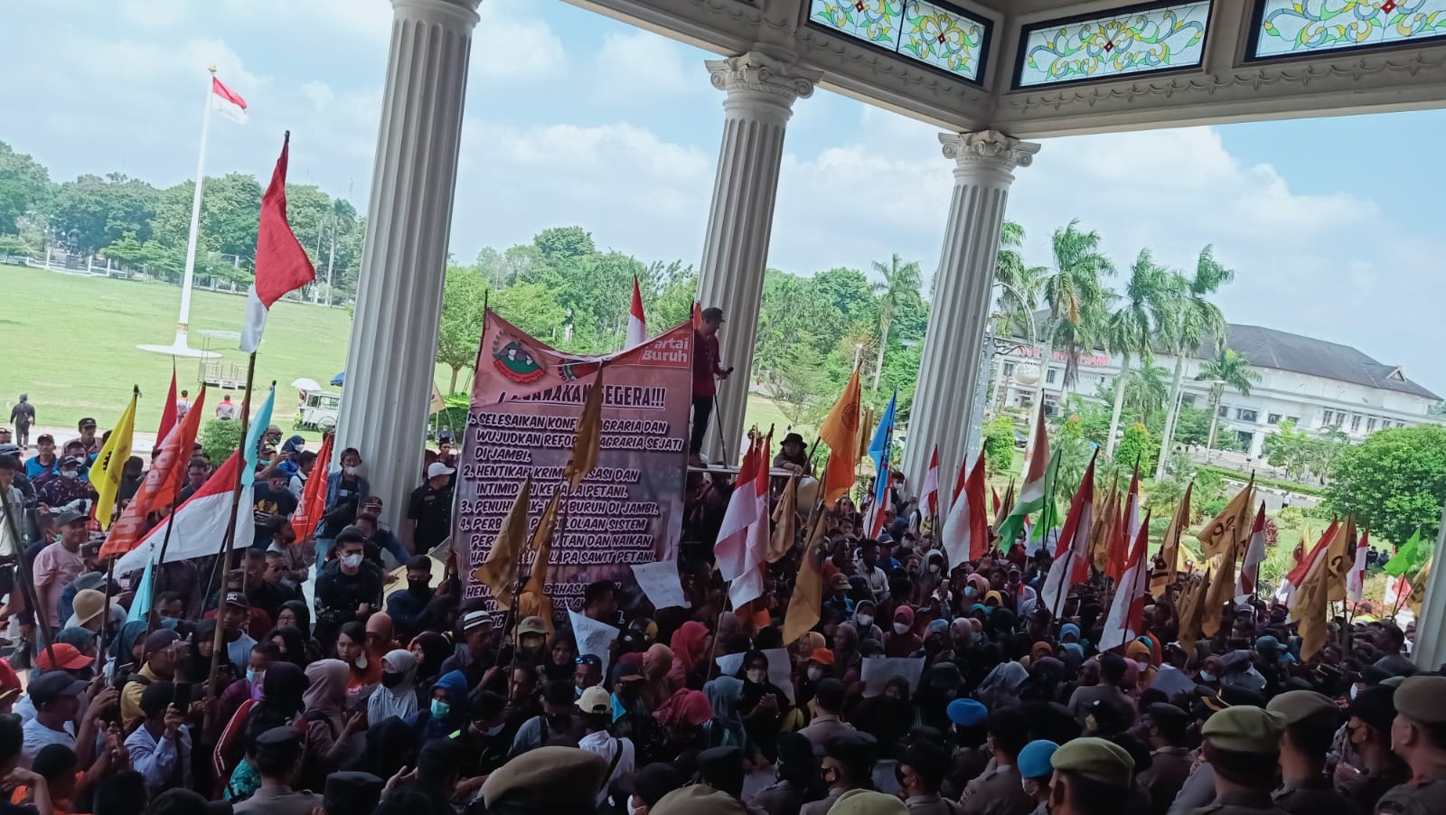 Ratusan massa saat aksi di Kantor Gubernur Jambi