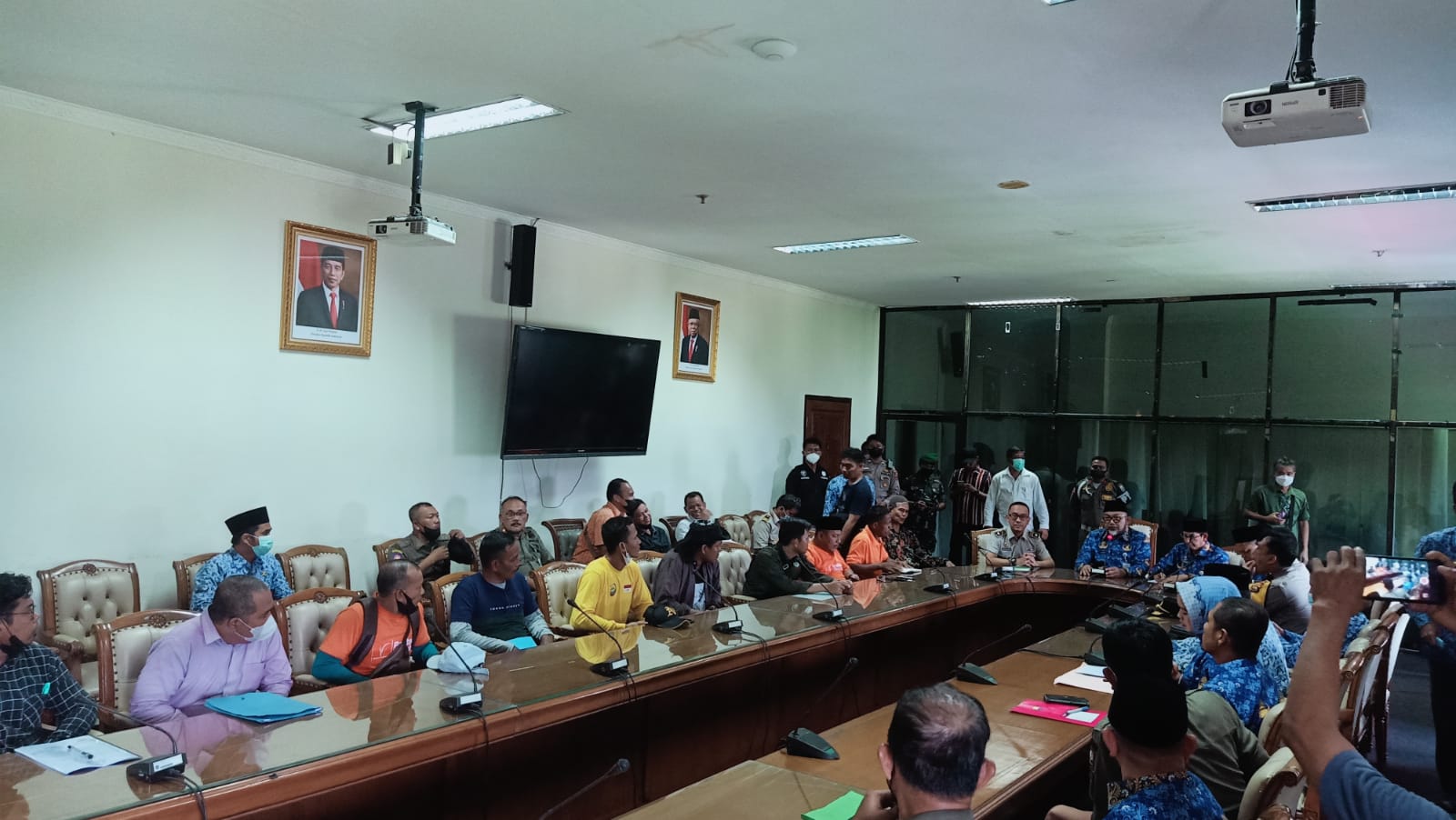 Sekda Sudirman saat audiensi dengan massa aksi demo 