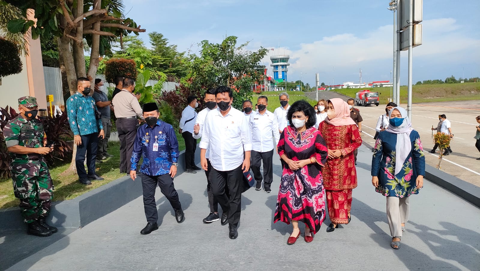 Gubernur Al Haris saat sambut kedatangan Menteri ATR/BPN, Hadi Tjahjanto 