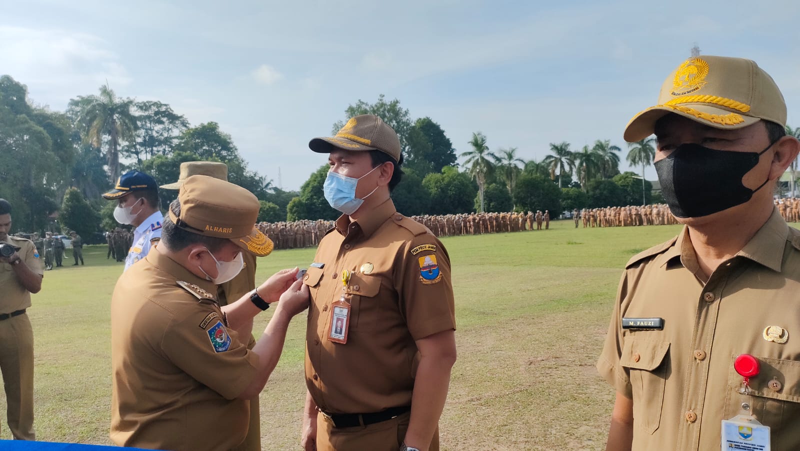 Gubernur Al Haris saat penyematan pin tolak gratifikasi 
