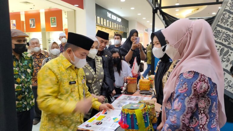 Gubernur Al Haris saat membuka rangkaian Serambi di Mall Jamtos Kota Jambi