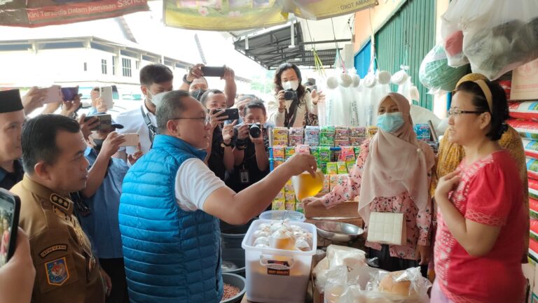 Mendag Zulhas saat beli minyak goreng di Pasar Angso Duo Baru Jambi 