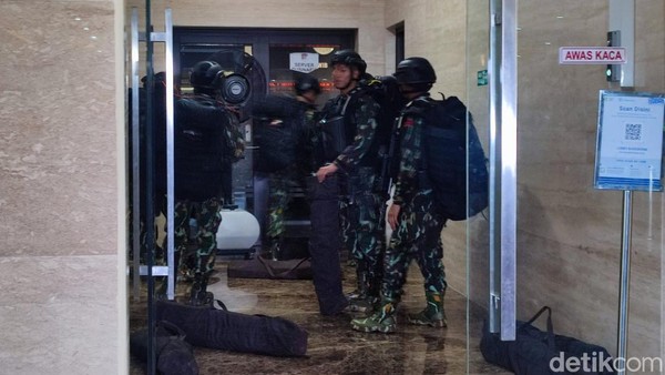 Sejumlah personel Brimob masuk ke gedung Bareskrim Polri