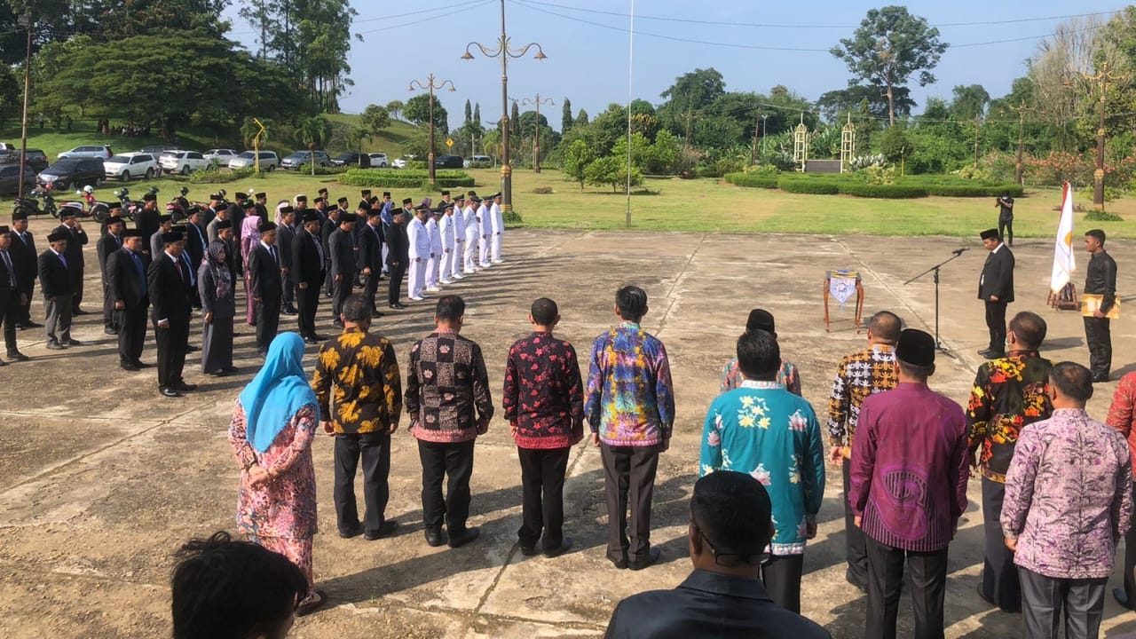 Bupati Romi saat lantik pejabat di Masjid Agung Nur Addarojad Muara Sabak