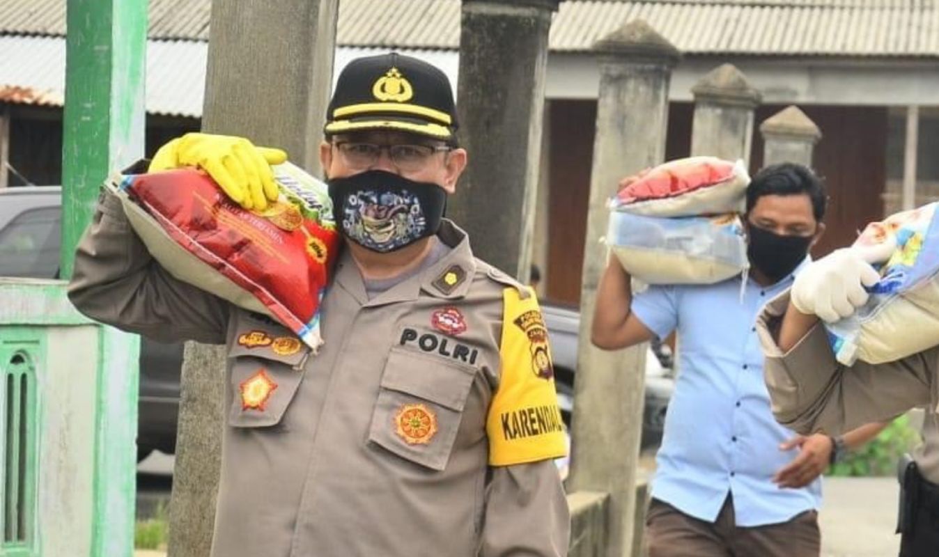 Mantan Kabag Ops Polres Tanjab Barat Kompol Iswandi Syahlan saat memberikan bansos kepada masyarakat