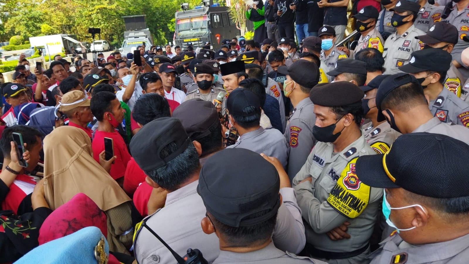 Edi Purwanto saat temui massa aksi Aliansi Buruh Jambi