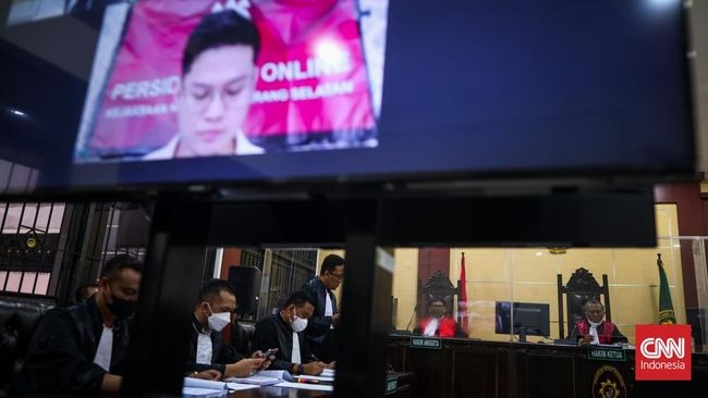 Sidang perdana Indra Kenz