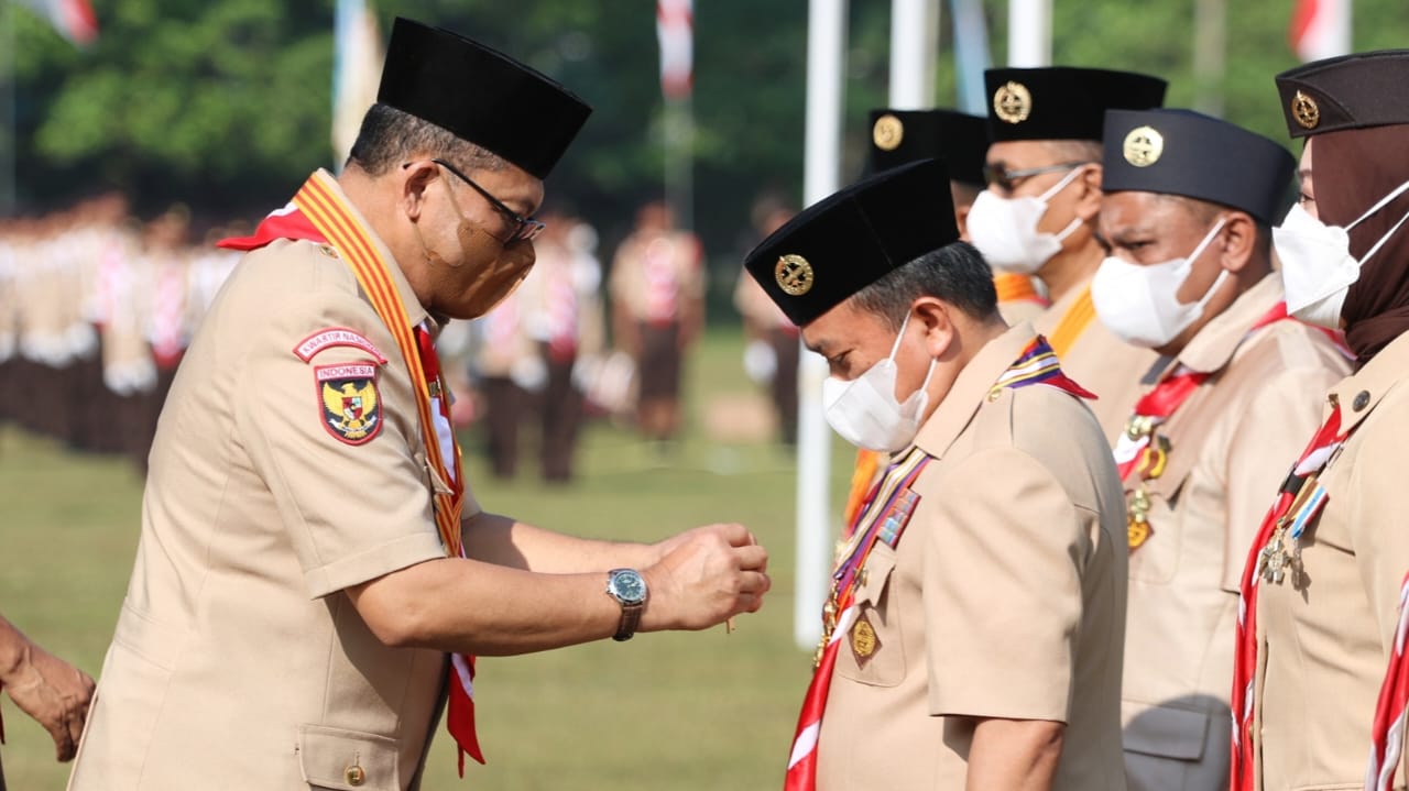 Budi Waseso saat penyematan penghargaan ke Gubernur Al Haris 