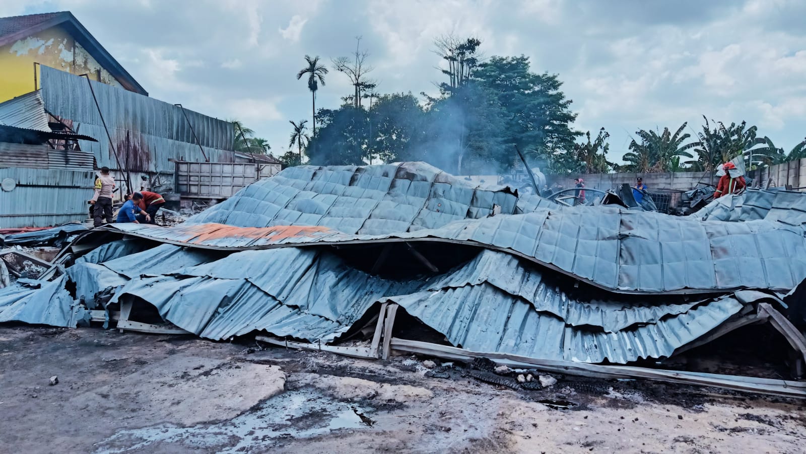 Kebakaran gudang minyak di Lingkar Barat, Kota Jambi