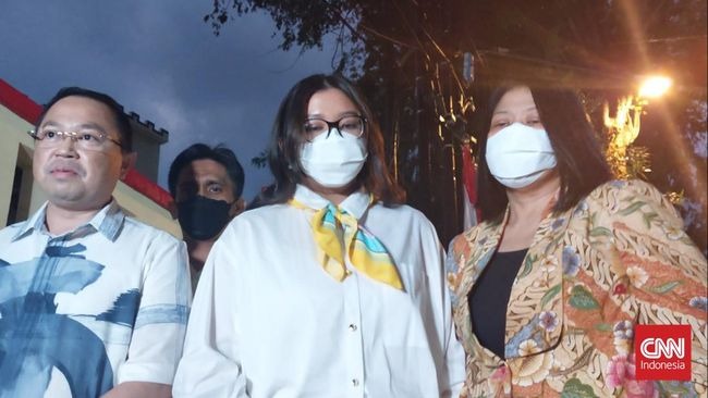 Isteri Ferdy Sambo, Putri Chandrawati (kanan)