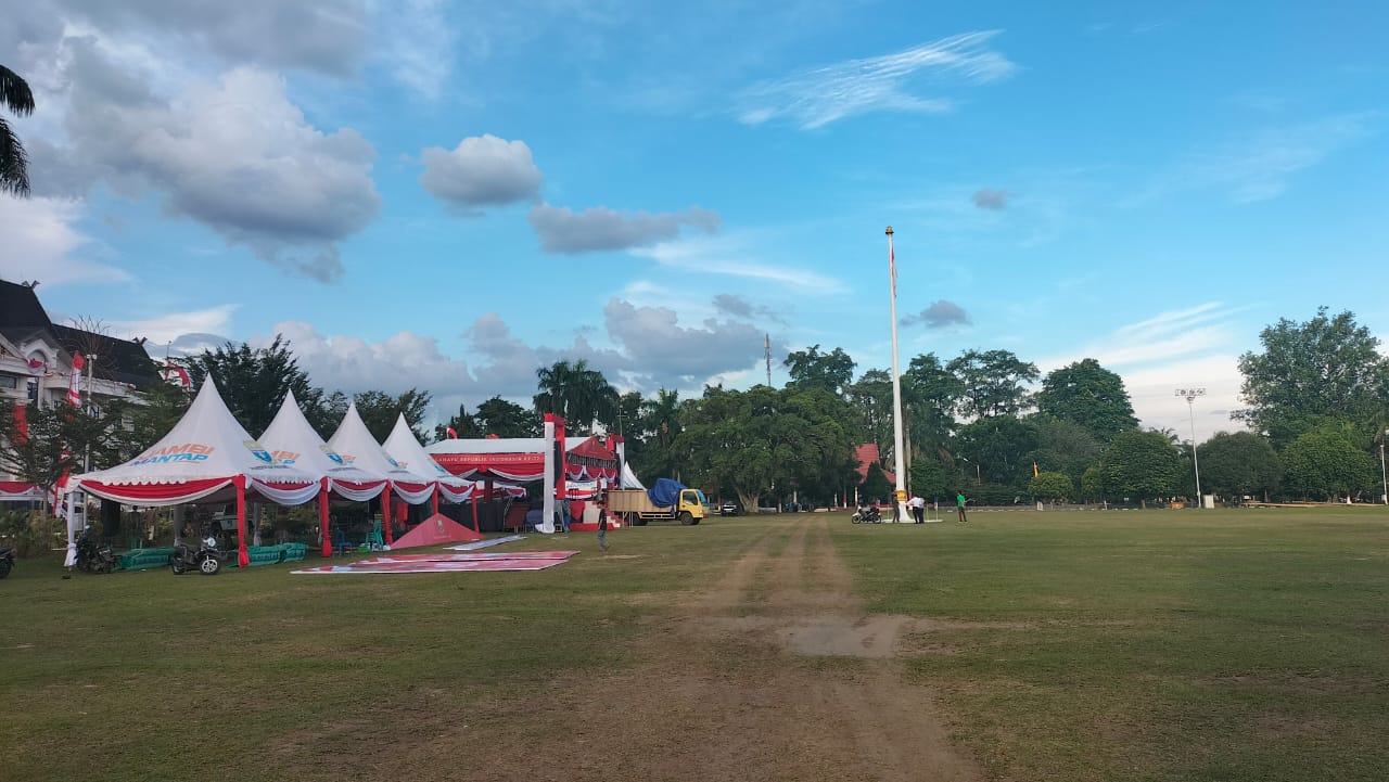 Persiapan upacara HUT ke-77 RI di lapangan Kantor Gubernur Jambi 