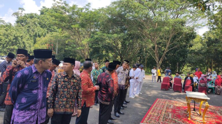 Bupati Mashuri saat Lantik pejabat Merangin di alam terbuka Arboretum Rio Alif Dusun Mudo