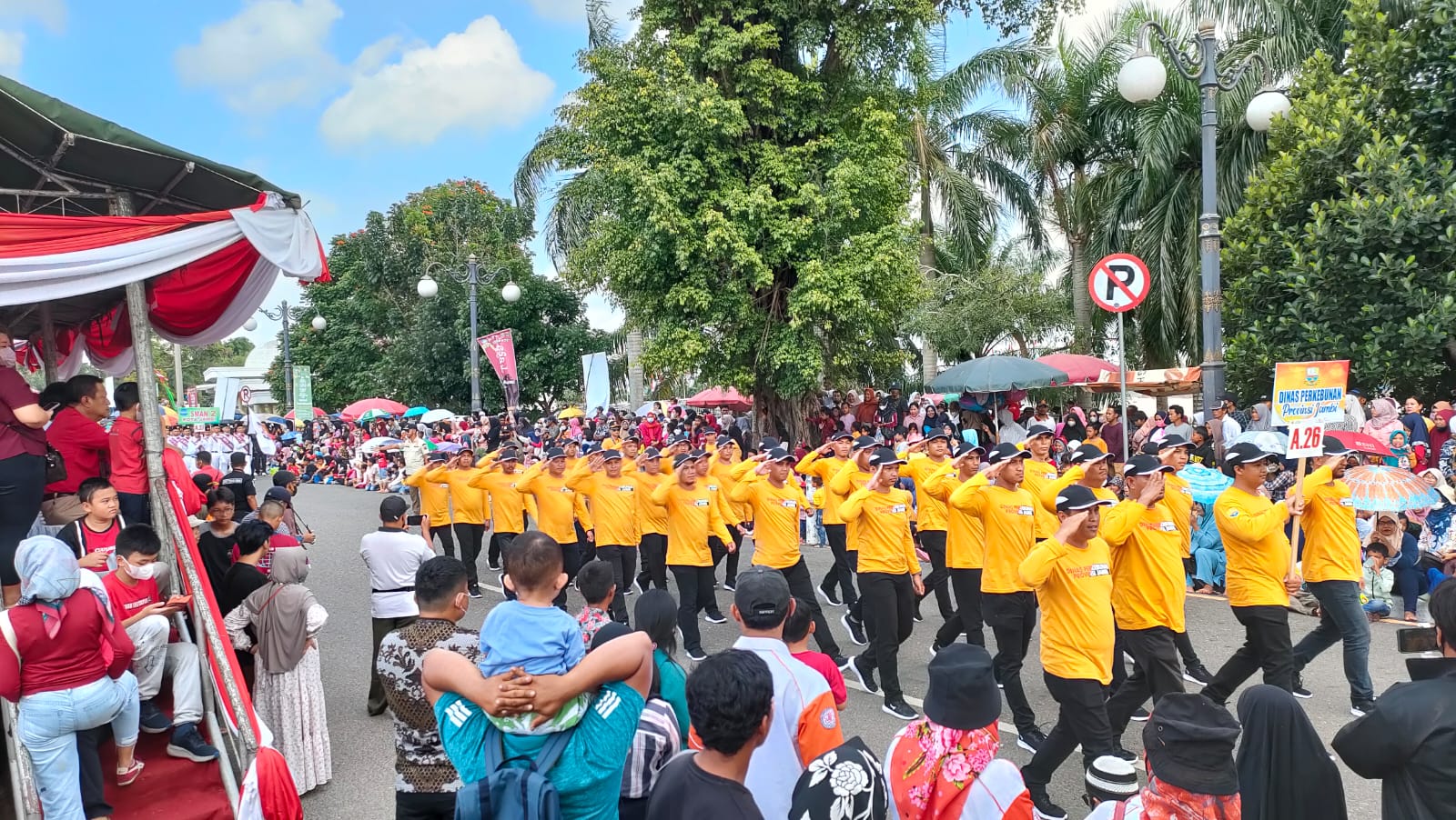 Peserta saat ikuti Pawai Pembangunan Pemprov Jambi meriahkan HUT ke-77 RI 