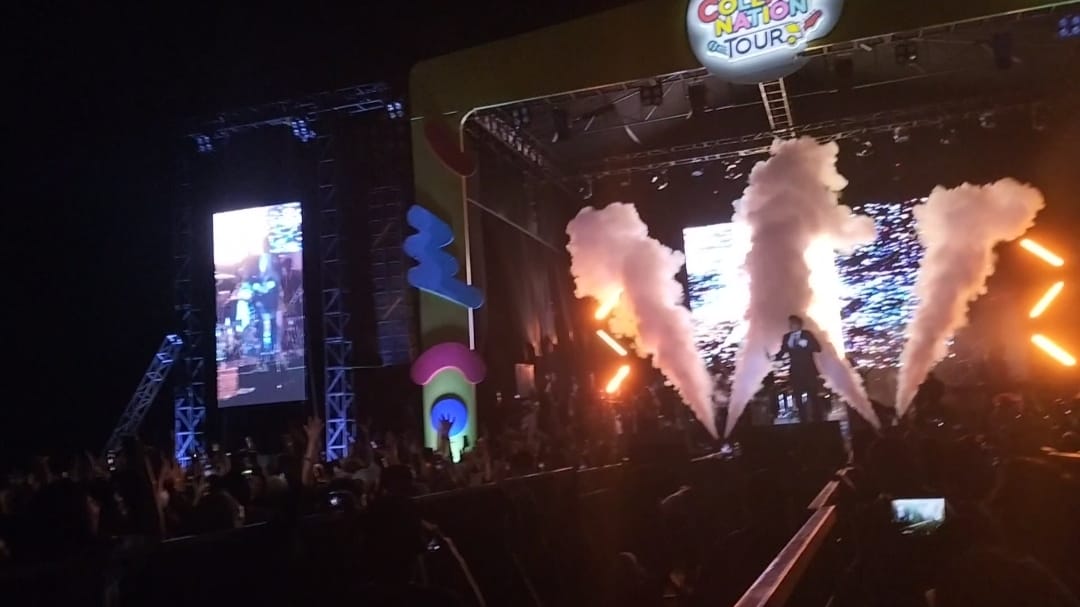 Ribuan pengunjung saat padati penampilan Sal Pribadi di Konser IM3 Collabunation Tour di Jambi 