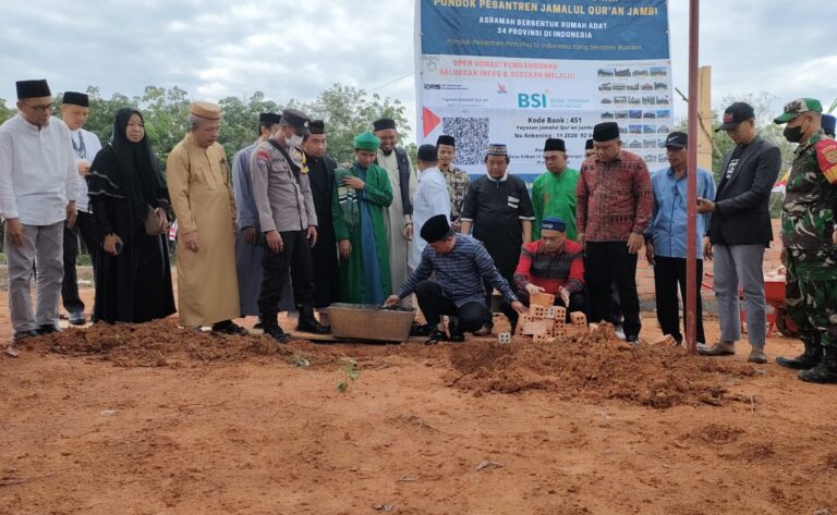 Gubernur Al Haris saat peletakkan batu pertama pembangunan Ponpes Jamalul Qur'an Jambi 