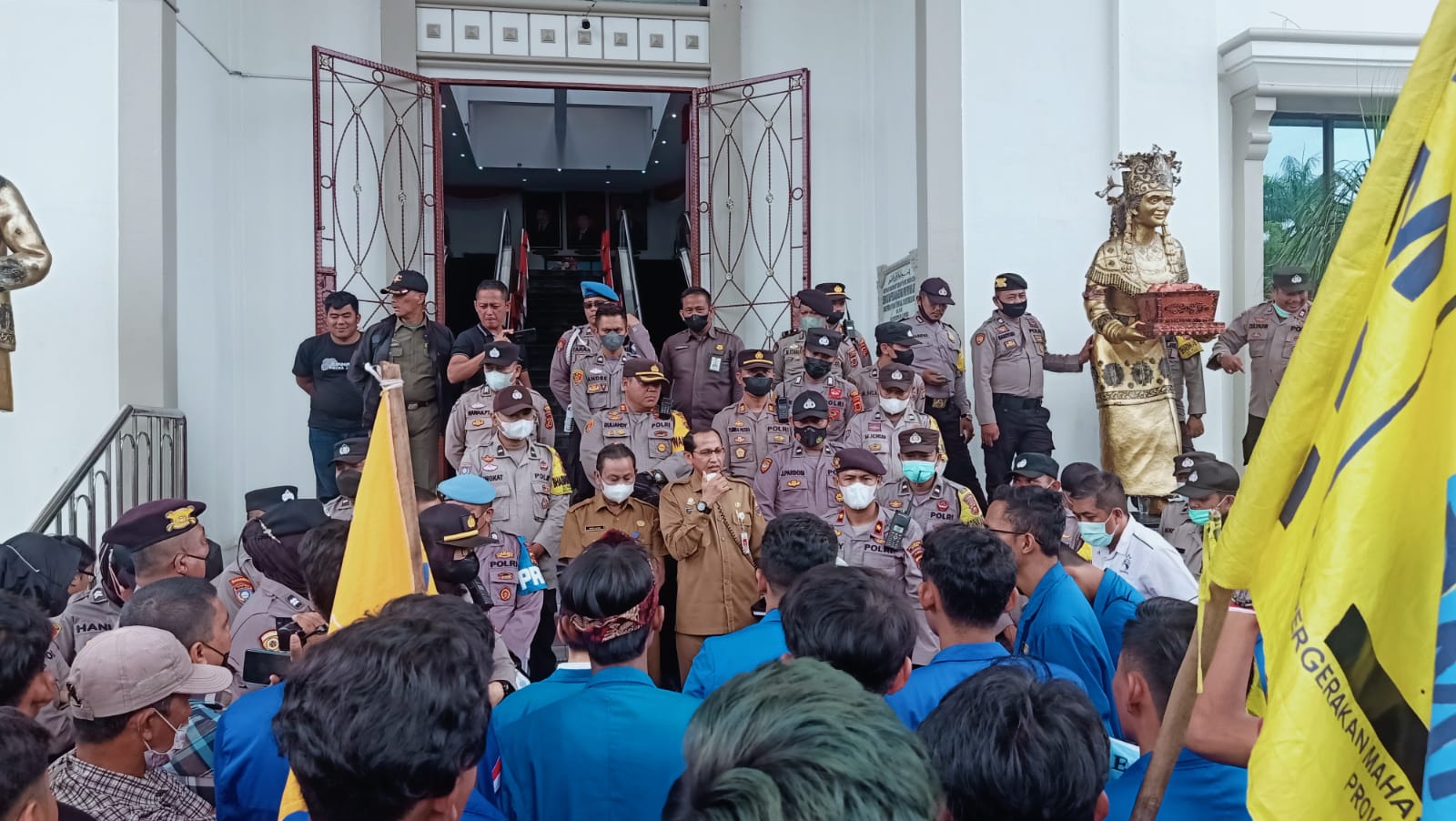 Aksi unjuk rasa mahasiswa PMII Jambi di gedung DPRD Jambi