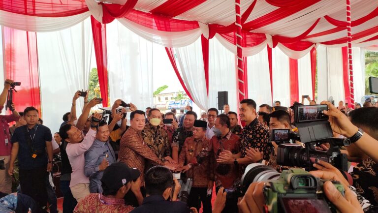 Gubernur Al Haris saat ground breaking hauling road batubara