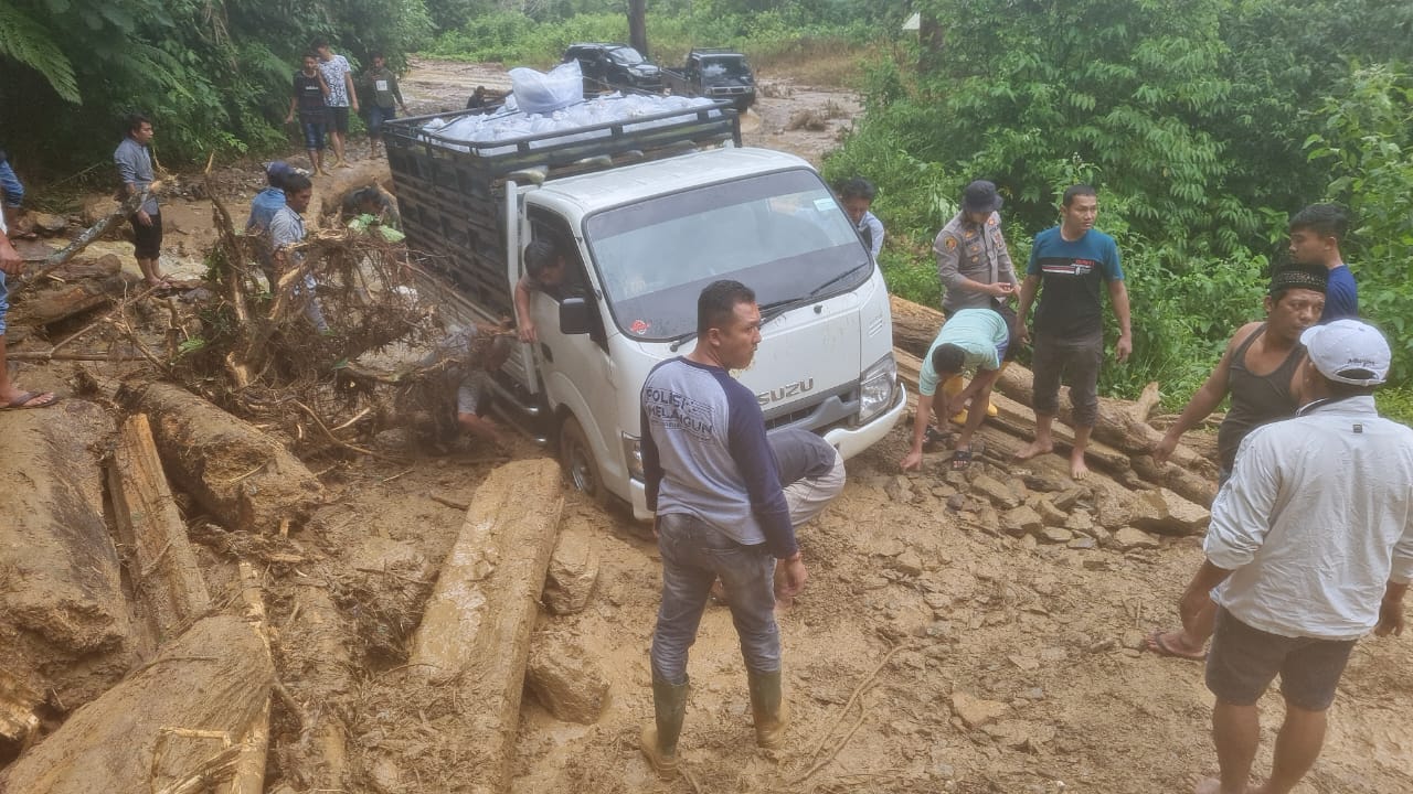Jalan lintas Kerinci Bangko yang tertimpa longsor 