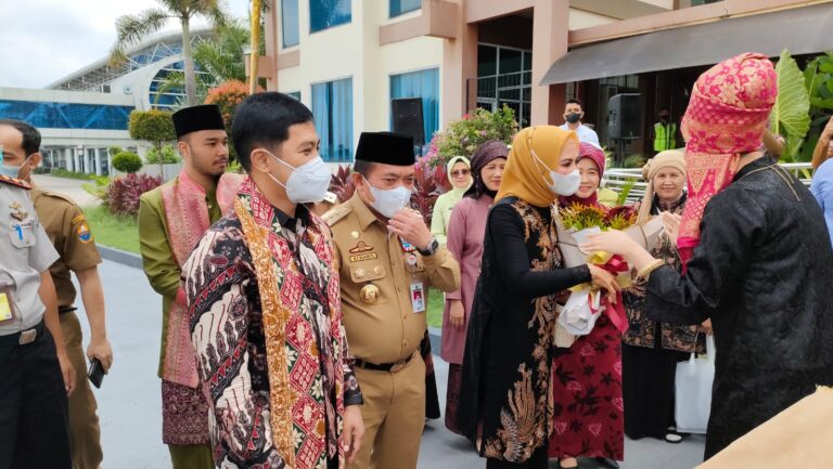 Gubernur Al Haris saat sambut kedatangan Wamenkes Dante Saksono