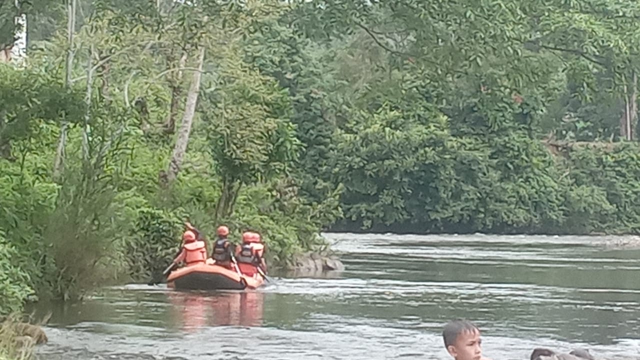 Tim SAR saat melakukan pencarian nenek tenggelam di sungai 