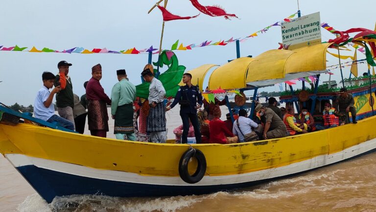 Saat Menko PMK dan Gubernur Al Haris berlayar naik pompong menuju Kampung Laut