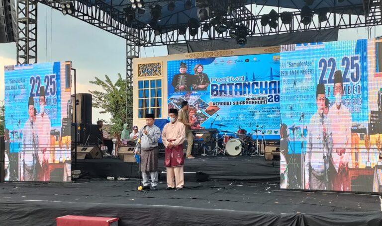 Gubernur Al Haris dan Wagub Abdullah Sani saat tutup Festival Batanghari 2022