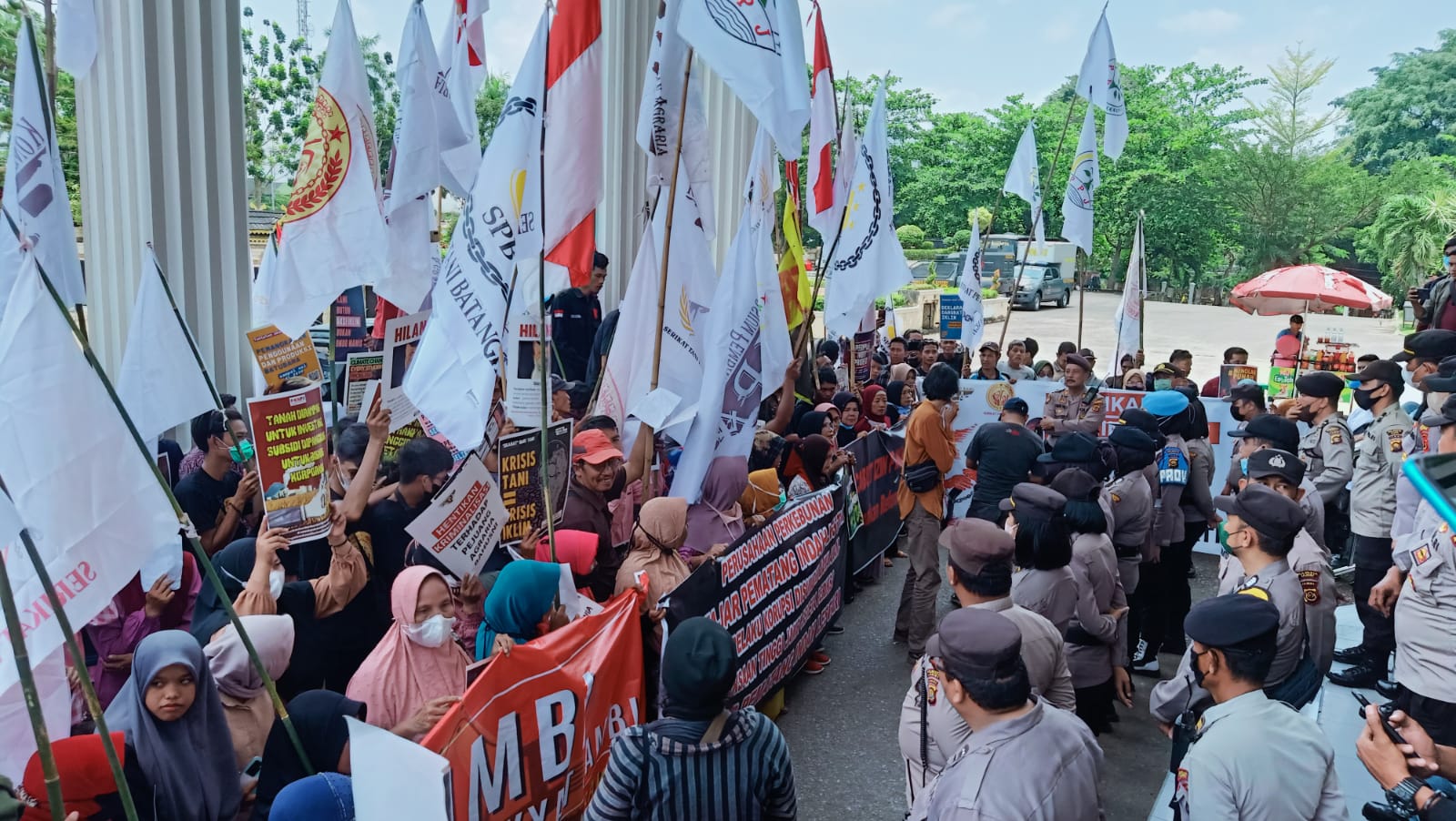 Ratusan petani di Jambi saat aksi di Gedung DPRD Provinsi Jambi 