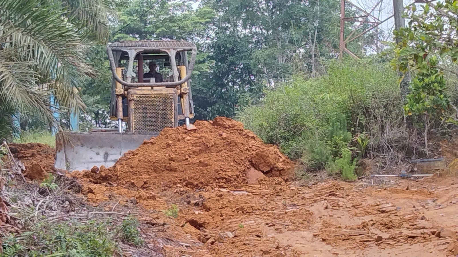 Pengerjaan jalan masyarakat di Desa Kembang Seri Baru program TMMD ke-115