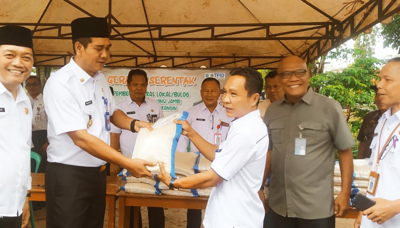 Wabup Nilwan Yahya saat gerakan serentak pembelian beras lokal untuk ASN Merangin