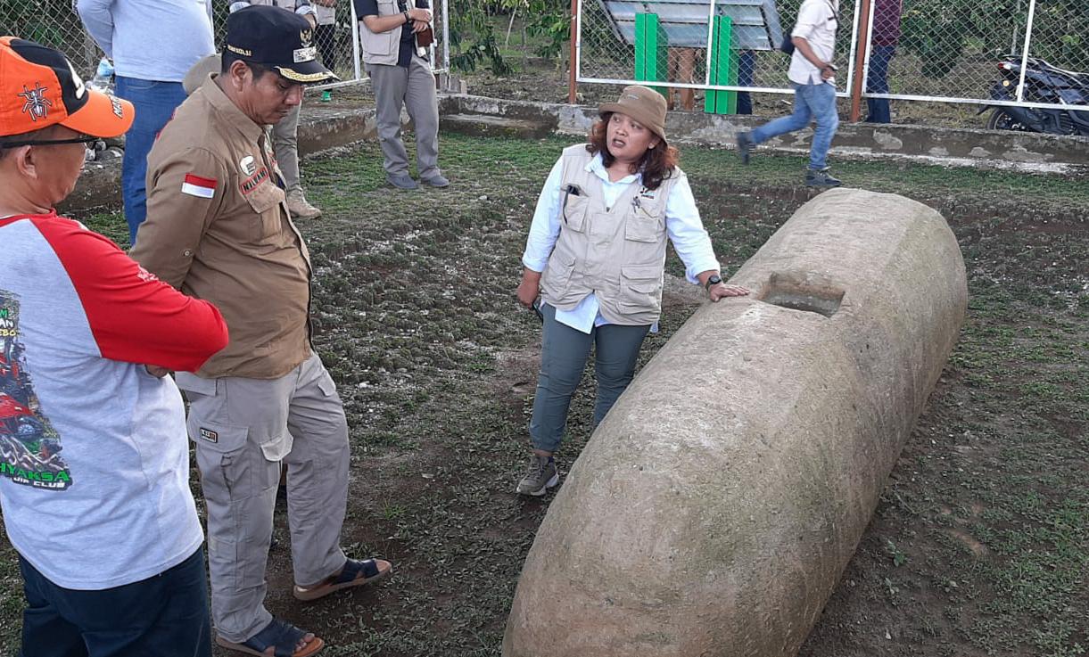 Wabup Nilwan saat berkunjung ke situs Batu Silindrik Pratintuo di Desa Dusun Tuo