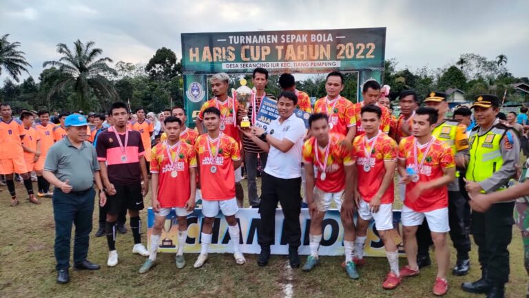 Gubernur Al Haris saat penyerahanan hadiah Haris Cup 2022
