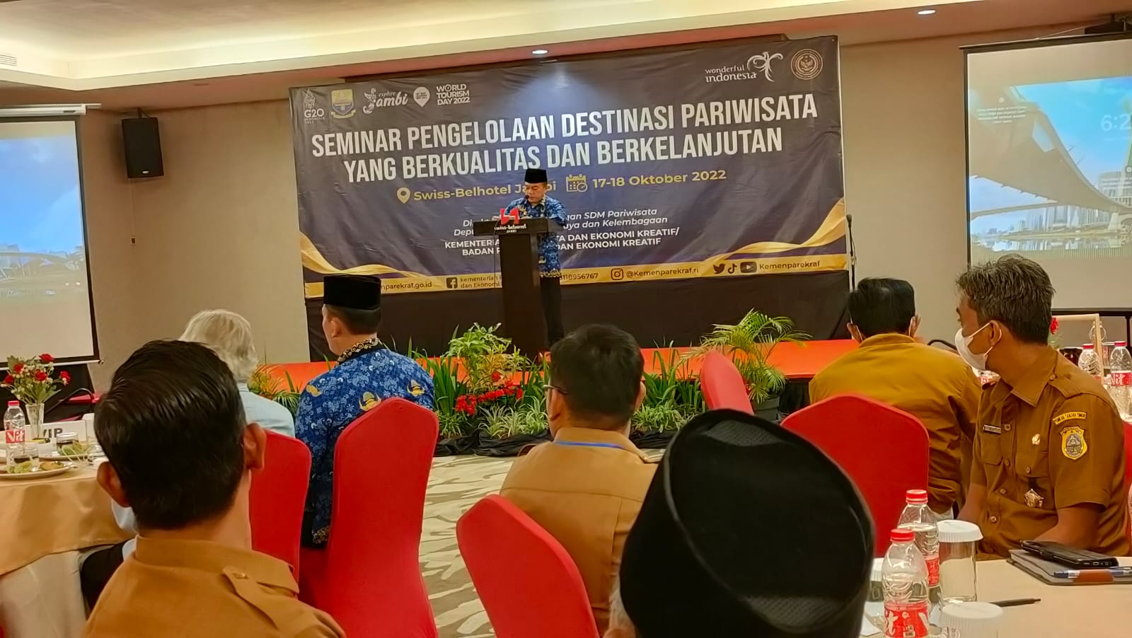 Gubernur Al Haris saat membuka seminar pengelolaan destinasi pariwisata berkualitas