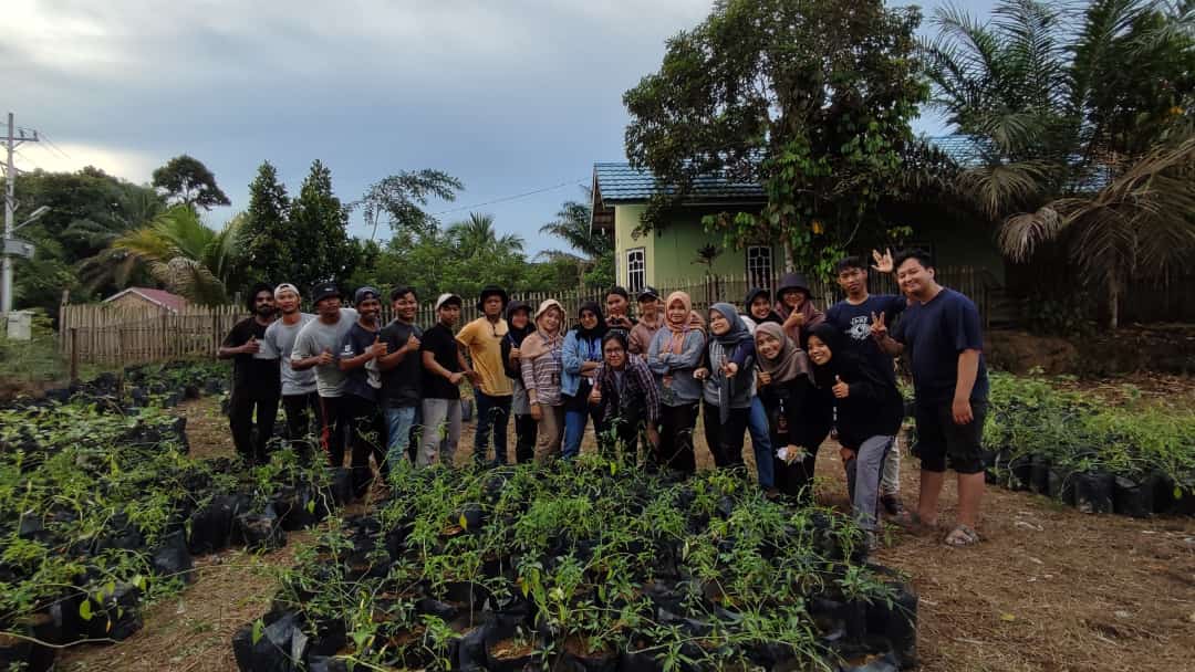 Mahasiswa KKN UNJA saat penanaman toga