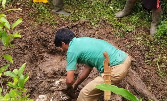 Penemuan almarhum Jamadi Taher yang terkubur di dalam tanah 