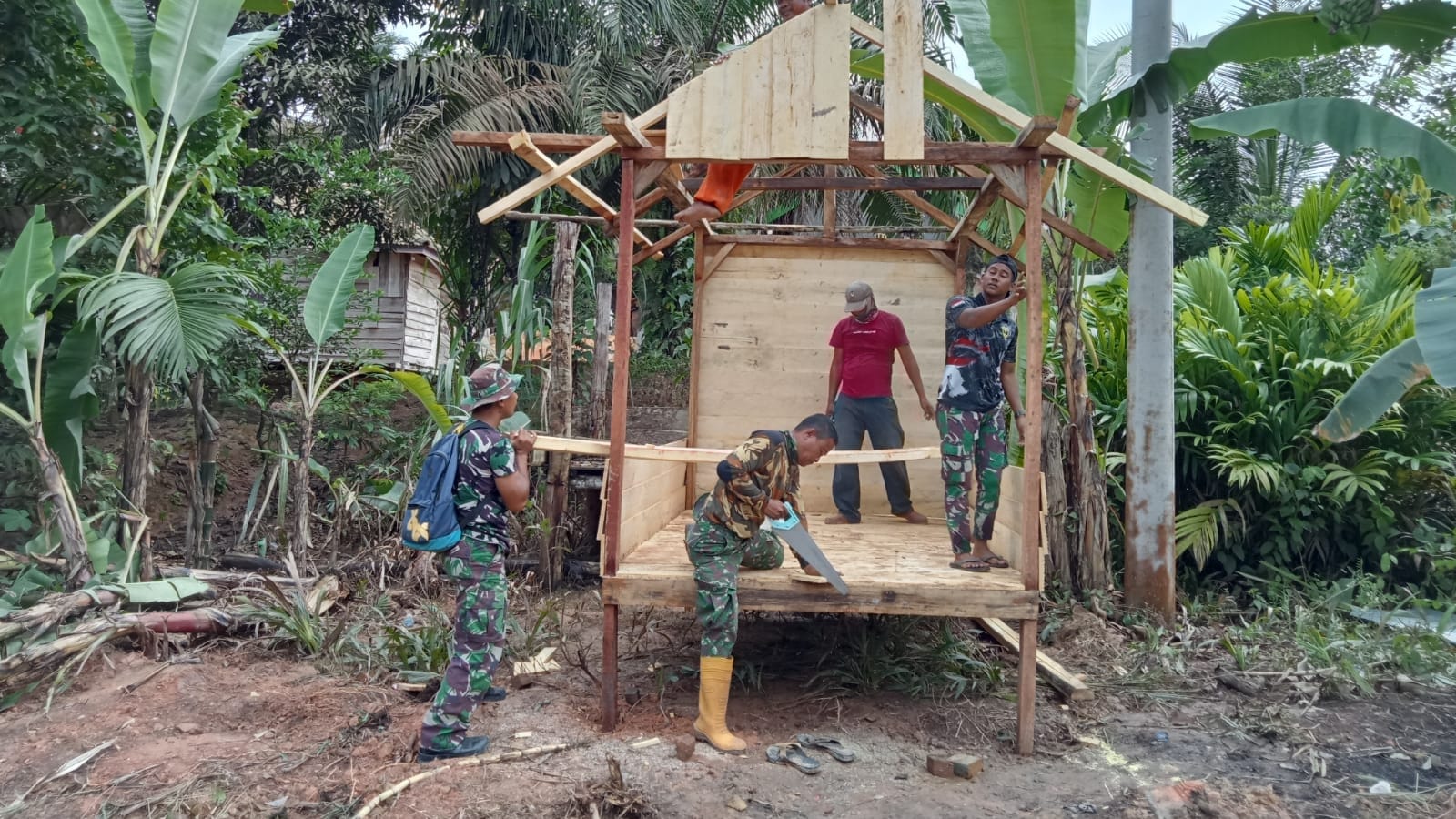 Satgas TMMD ke 115 saat membuat pos kamling