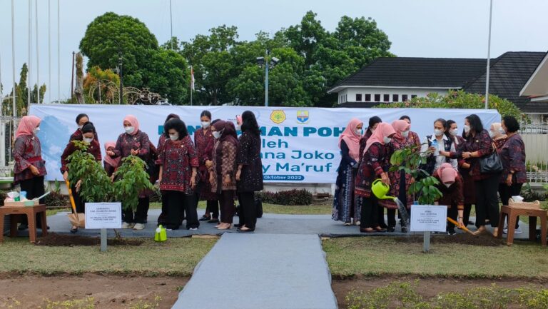 Iriana Jokowi dan Wury Ma'ruf Amin didampingi Hesti Haris saat penanaman pohon