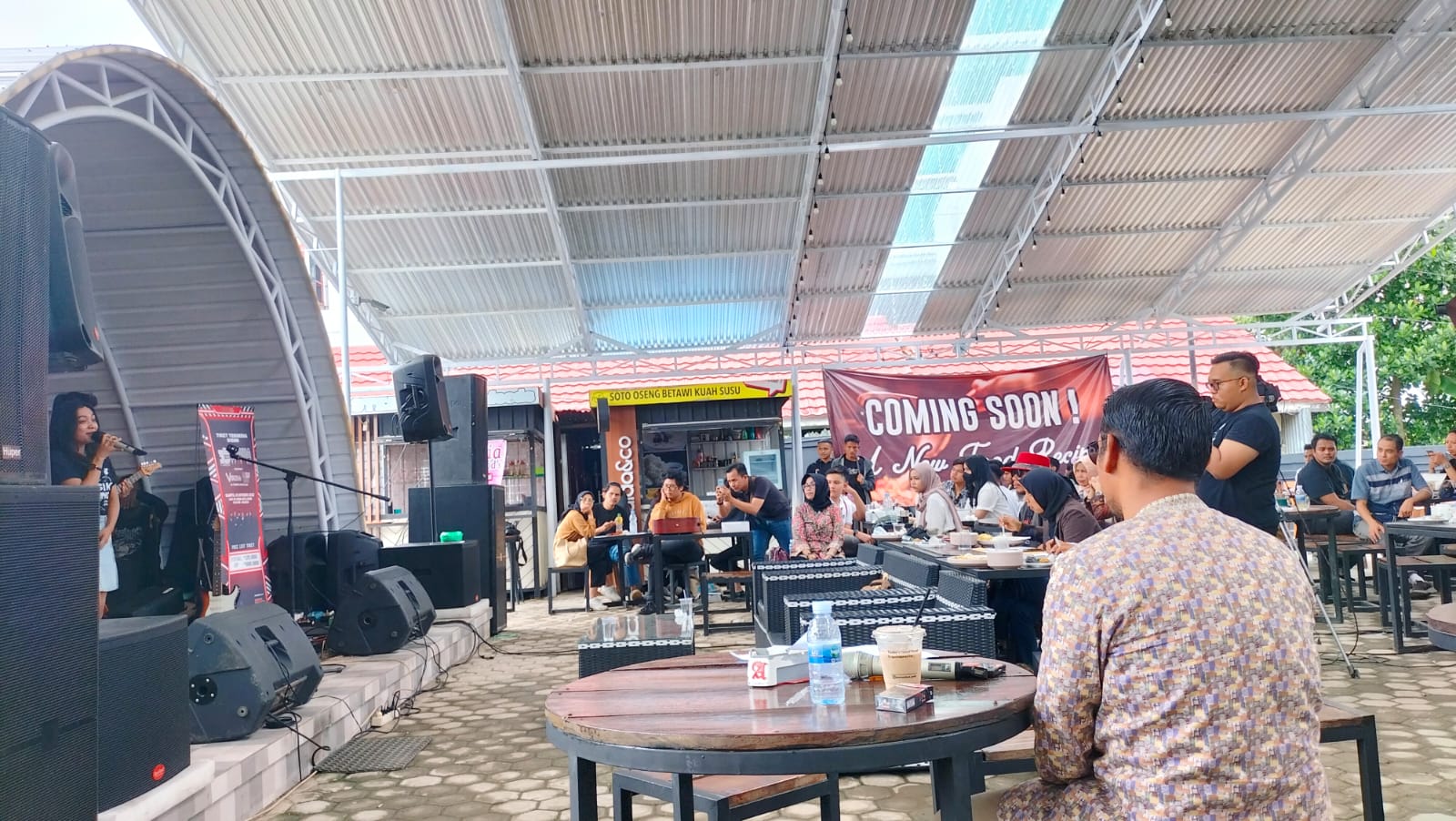 Penampilan salah satu band di lomba Asik Bang yang diselenggarakan FKPT Jambi