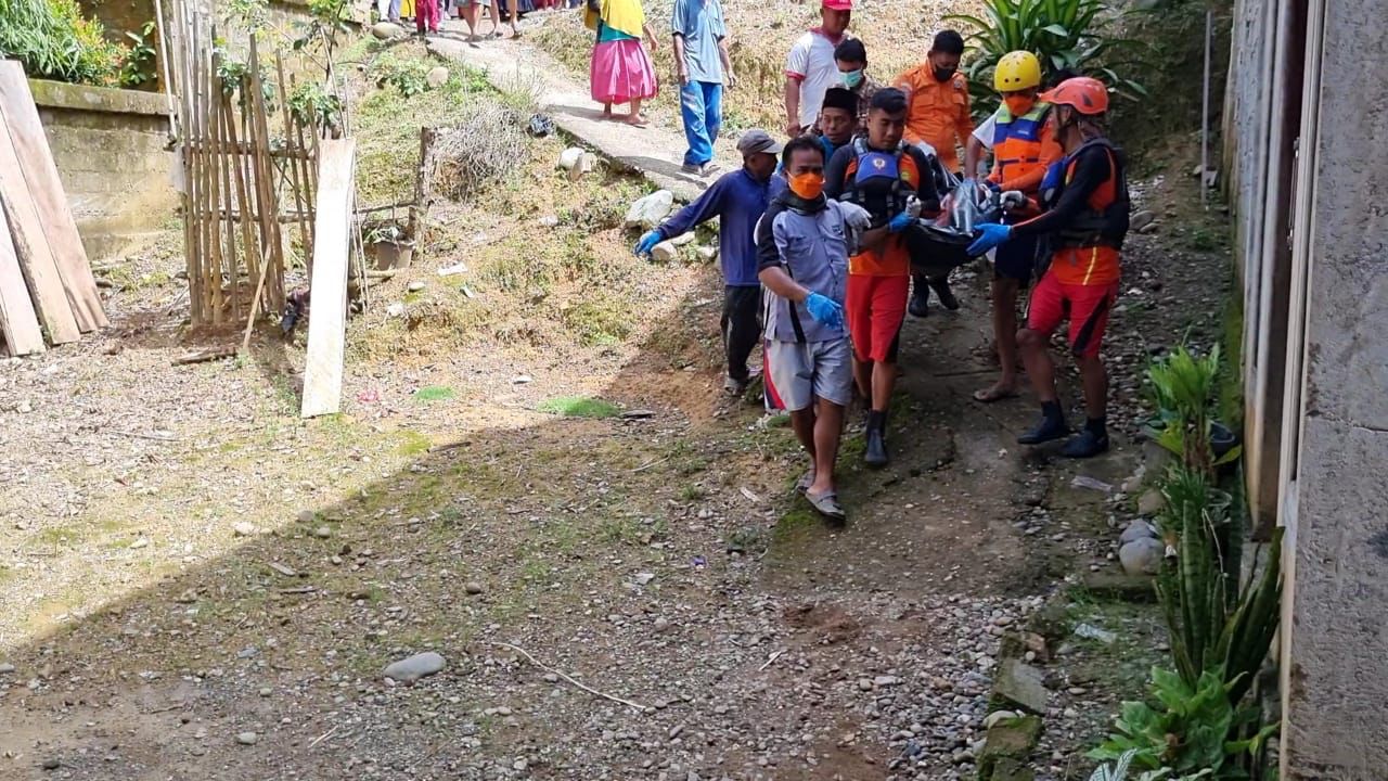 Tim SAR Gabungan saat temukan Riki korban tenggelam di Sungai Tabir 