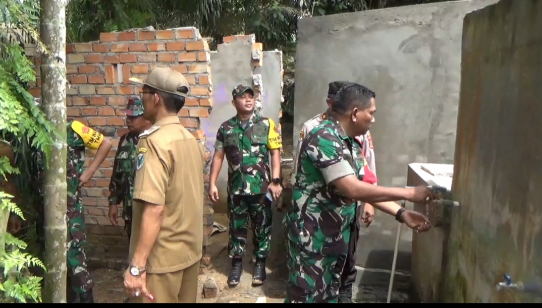 Satgas TMMD dan warga menggunakan air bersih di Musholla Miftahul Jannah