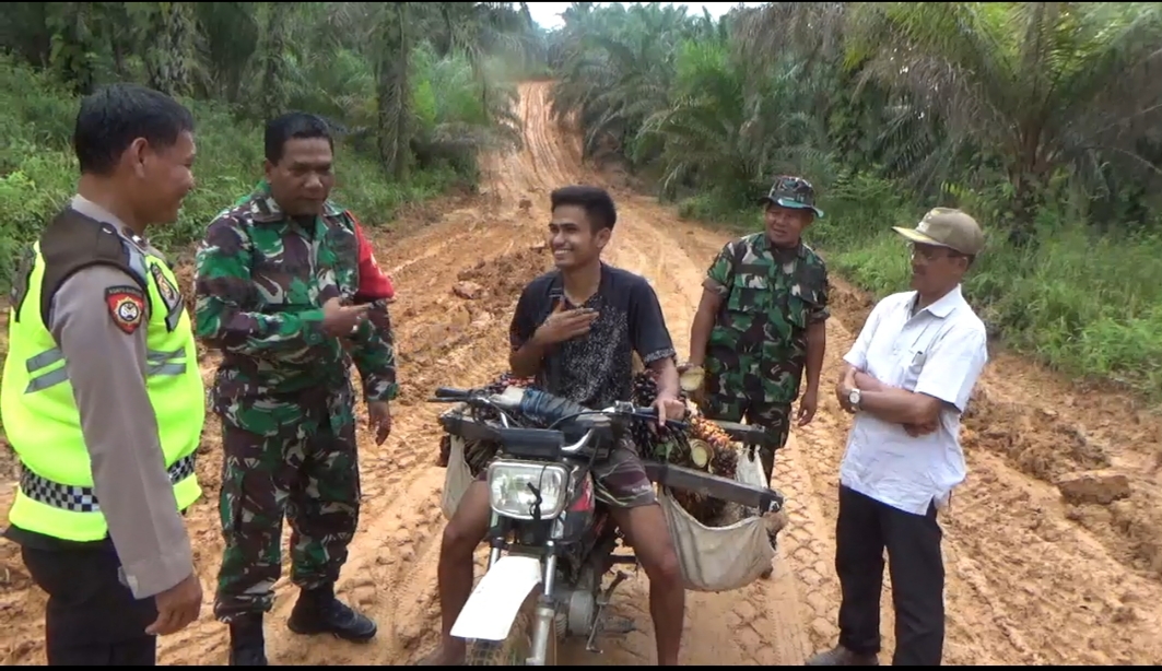 Satgas TMMD saat cek pembangun jalan di Desa Kembang Seri Baru