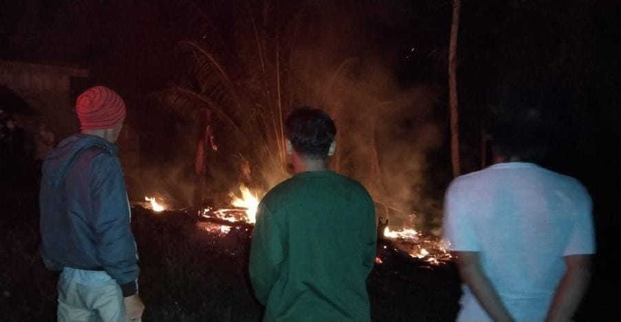 Satgas TMMD bantu padamkan api rumah warga yang terbakar