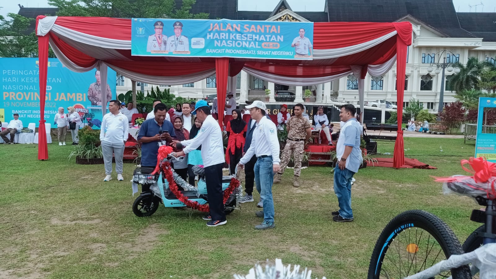 Wagub Abdullah Sani serahkan pemenang dorprize jalan santai Dinkes Jambi di halaman Kantor Gubernur