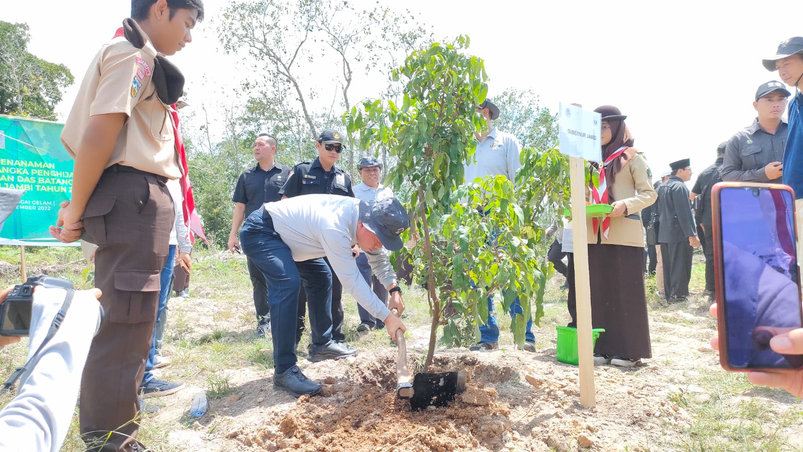 Al Haris tanam pohon bersama PSHT Jambi di Sungai Gelam, Muaro Jambi