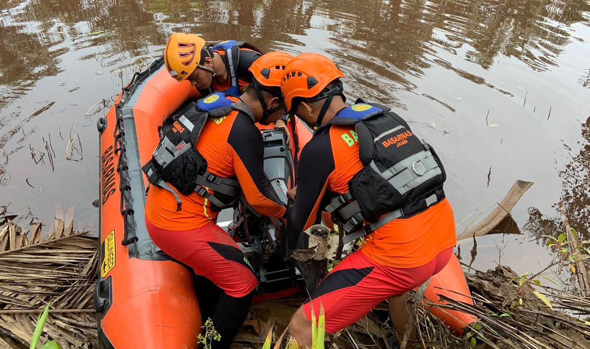 Petugas saat pencarian korban tenggelam di Sungai Dendang Tanjab Timur